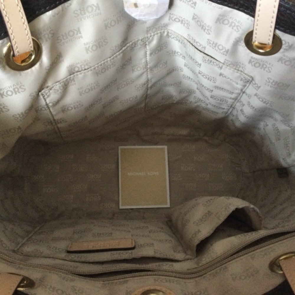 🔥Michael Kors Handbag🔥 - Picture 4 of 8